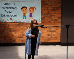 zdjęcia dzieci i organizatorów z konkursu interepretacji poezji dziecięcej