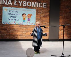 zdjęcia dzieci i organizatorów z konkursu interepretacji poezji dziecięcej