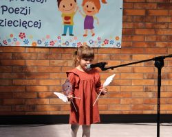 zdjęcia dzieci i organizatorów z konkursu interepretacji poezji dziecięcej