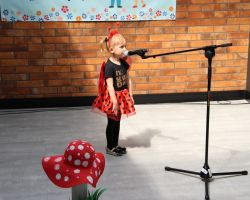 zdjęcia dzieci i organizatorów z konkursu interepretacji poezji dziecięcej