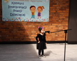 zdjęcia dzieci i organizatorów z konkursu interepretacji poezji dziecięcej