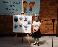 zdjęcia dzieci i organizatorów z konkursu interepretacji poezji dziecięcej
