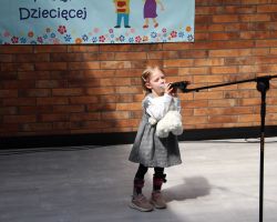 zdjęcia dzieci i organizatorów z konkursu interepretacji poezji dziecięcej