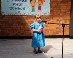 zdjęcia dzieci i organizatorów z konkursu interepretacji poezji dziecięcej