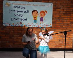 zdjęcia dzieci i organizatorów z konkursu interepretacji poezji dziecięcej