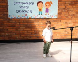 zdjęcia dzieci i organizatorów z konkursu interepretacji poezji dziecięcej