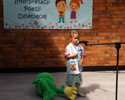 zdjęcia dzieci i organizatorów z konkursu interepretacji poezji dziecięcej