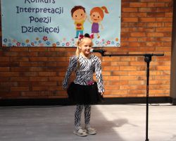 zdjęcia dzieci i organizatorów z konkursu interepretacji poezji dziecięcej