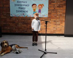 zdjęcia dzieci i organizatorów z konkursu interepretacji poezji dziecięcej