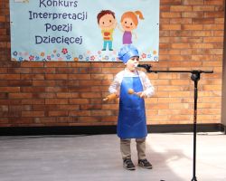 zdjęcia dzieci i organizatorów z konkursu interepretacji poezji dziecięcej