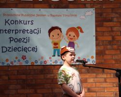 zdjęcia dzieci i organizatorów z konkursu interepretacji poezji dziecięcej