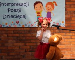 zdjęcia dzieci i organizatorów z konkursu interepretacji poezji dziecięcej
