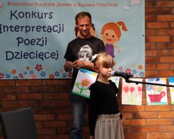 zdjęcia dzieci i organizatorów z konkursu interepretacji poezji dziecięcej