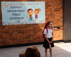 zdjęcia dzieci i organizatorów z konkursu interepretacji poezji dziecięcej