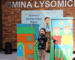 zdjęcia dzieci i organizatorów z konkursu interepretacji poezji dziecięcej