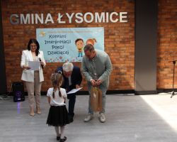 zdjęcia dzieci i organizatorów z konkursu interepretacji poezji dziecięcej