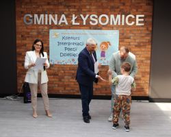 zdjęcia dzieci i organizatorów z konkursu interepretacji poezji dziecięcej