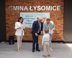 zdjęcia dzieci i organizatorów z konkursu interepretacji poezji dziecięcej