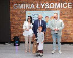 zdjęcia dzieci i organizatorów z konkursu interepretacji poezji dziecięcej
