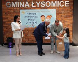 zdjęcia dzieci i organizatorów z konkursu interepretacji poezji dziecięcej