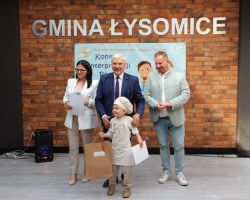 zdjęcia dzieci i organizatorów z konkursu interepretacji poezji dziecięcej