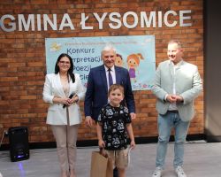 zdjęcia dzieci i organizatorów z konkursu interepretacji poezji dziecięcej