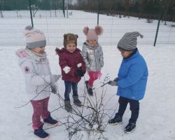 dzieci bawiące się na śniegu