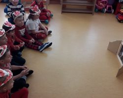 dzieci obchodzące walentynki