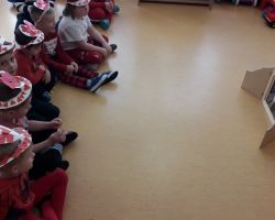 dzieci obchodzące walentynki