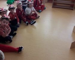 dzieci obchodzące walentynki