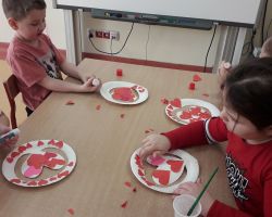 dzieci obchodzące walentynki