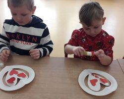 dzieci obchodzące walentynki