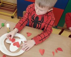 dzieci obchodzące walentynki