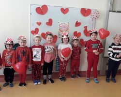 dzieci obchodzące walentynki