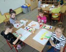 dzieci malujące farbami