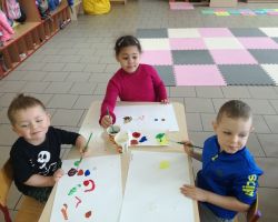 dzieci malujące farbami