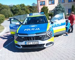 zdjęcia dzieci podczas wizyty policjanta