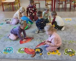 zdjęcia dzieci podczas zajęć bibliotecznych
