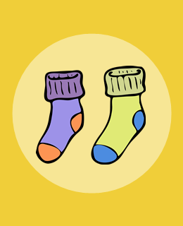 dwie kolorowe skarpetki nie do pary